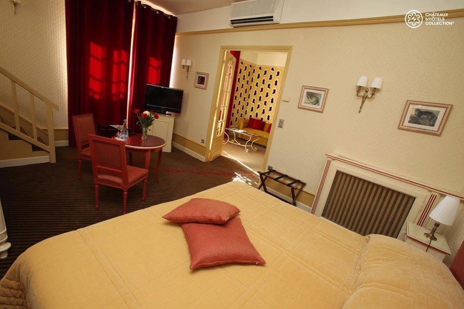 Hotel Chateau De Castel Novel - Les Collectionneurs Varetz Room photo